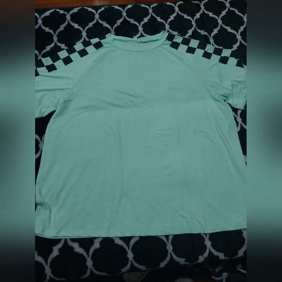 Shein Curve 0XL mint green tee with Checkerboard pattern on sleeve - Picture 2 of 8